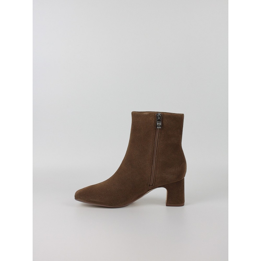 Women Boot Clarks Fernie Zip 26182936 Walnut